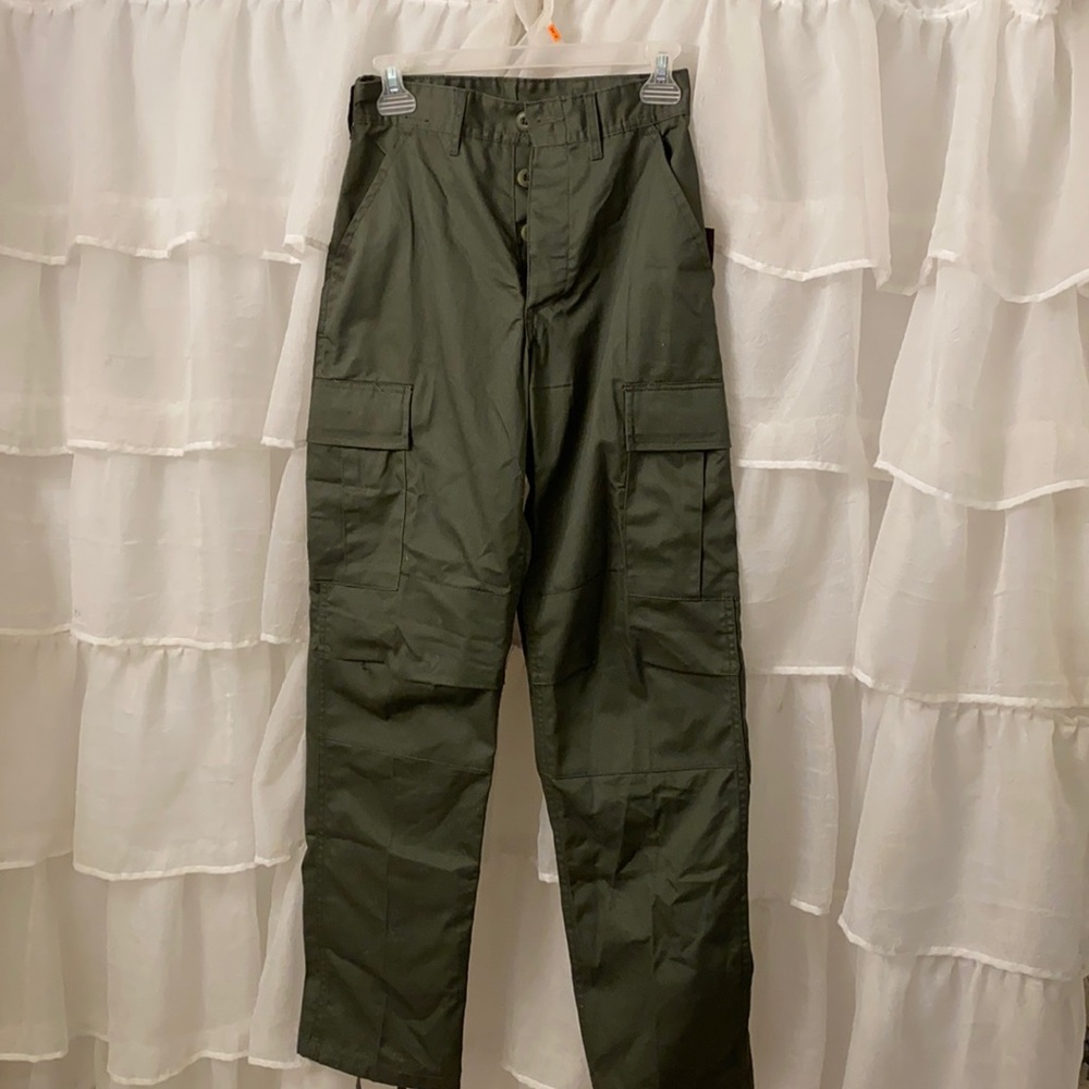 Goodbye bread olive cargo pants. XS brand new!!!!